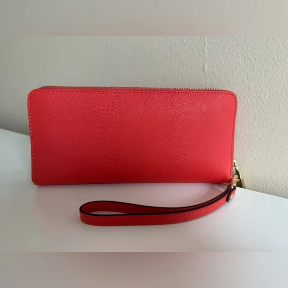 Michael Kors Jet Set Travel Large Logo
Continental Wristlet - Picture 2 of 10